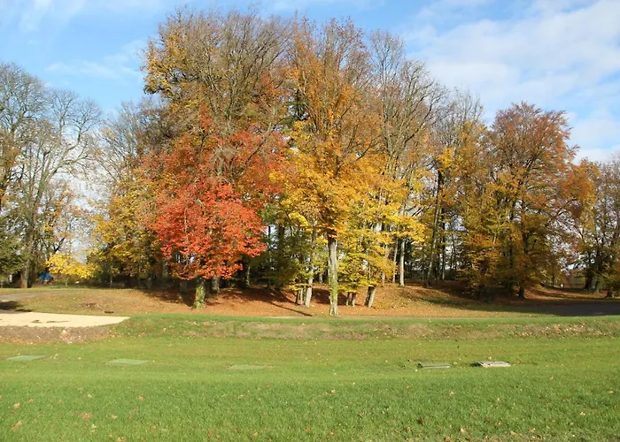 Le Château De Césarges 3*