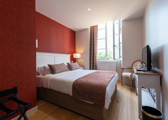 Le Château De Césarges 3*