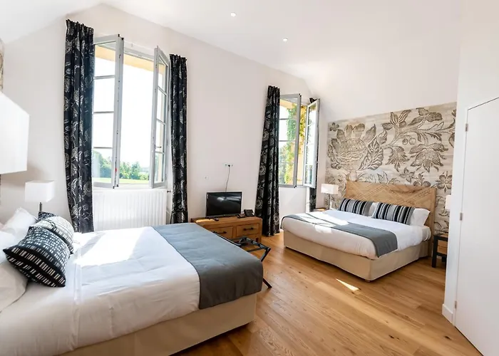 Hotel Le Château De Césarges