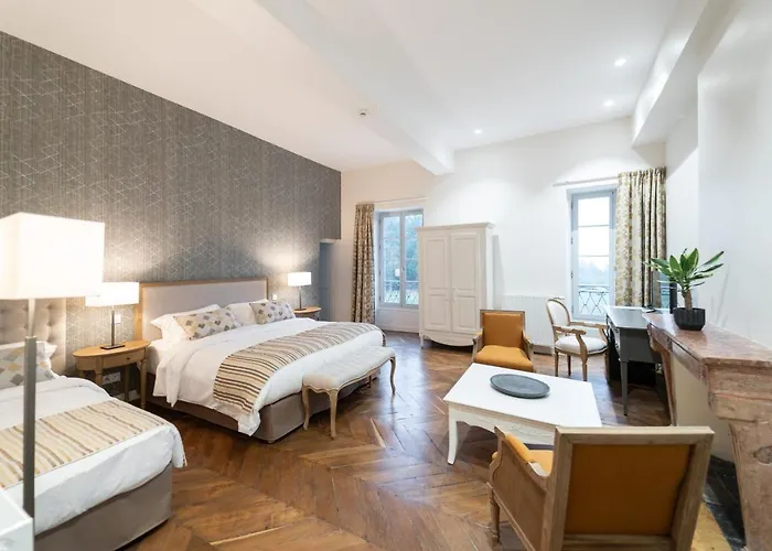 Hotel Le Château De Césarges 3*