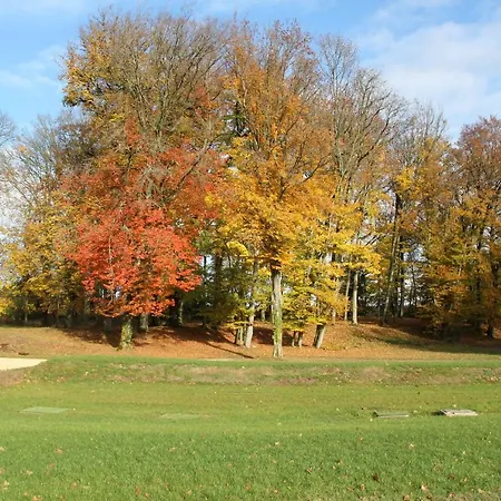 Le Château De Césarges 3*