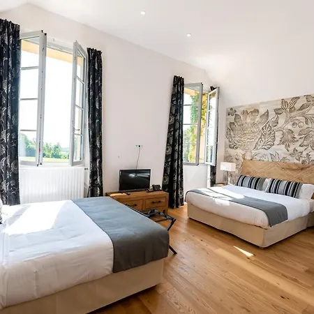 Hotel Le Château De Césarges